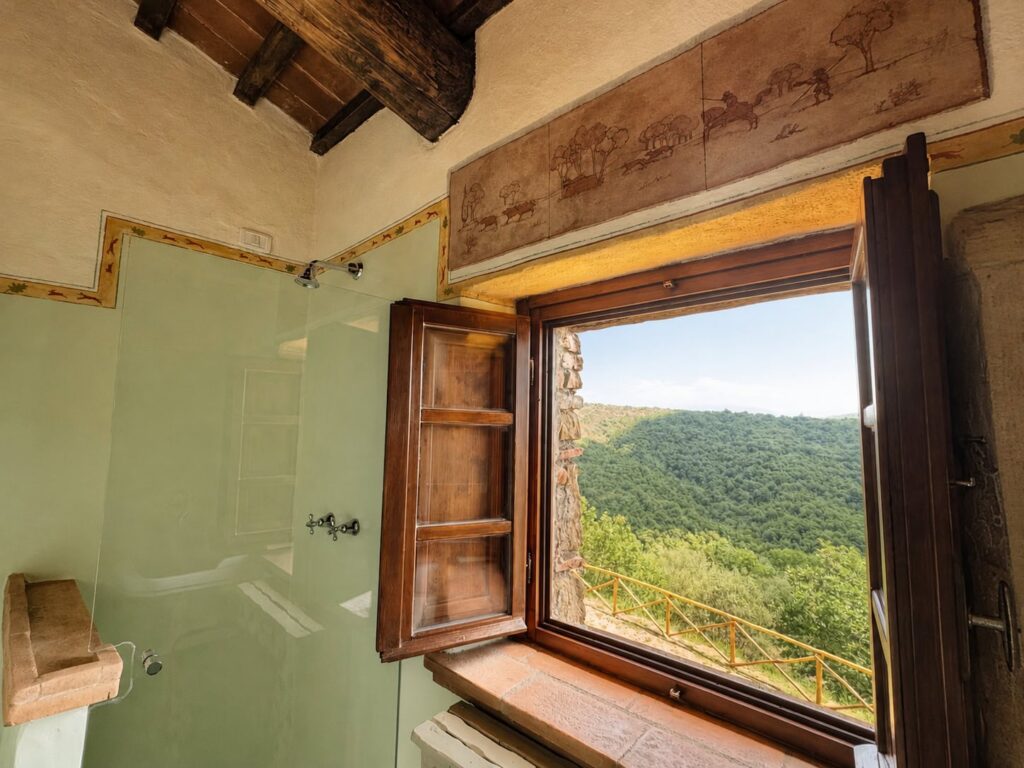 Contemporary bathroom in the Il belvedere apartment at Borgo Braila, Umbria