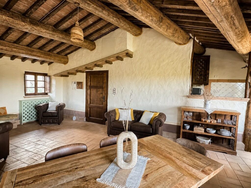 Open-plan living room with sofas and kitchen in the Il belvedere apartment, Borgo Braila, Umbria