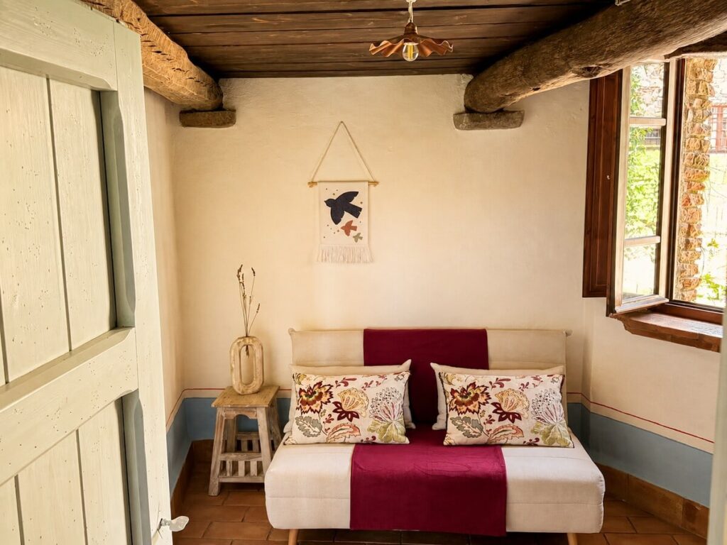 Loft room with a sofa bed in the Il belvedere apartment, Borgo Braila, Umbria