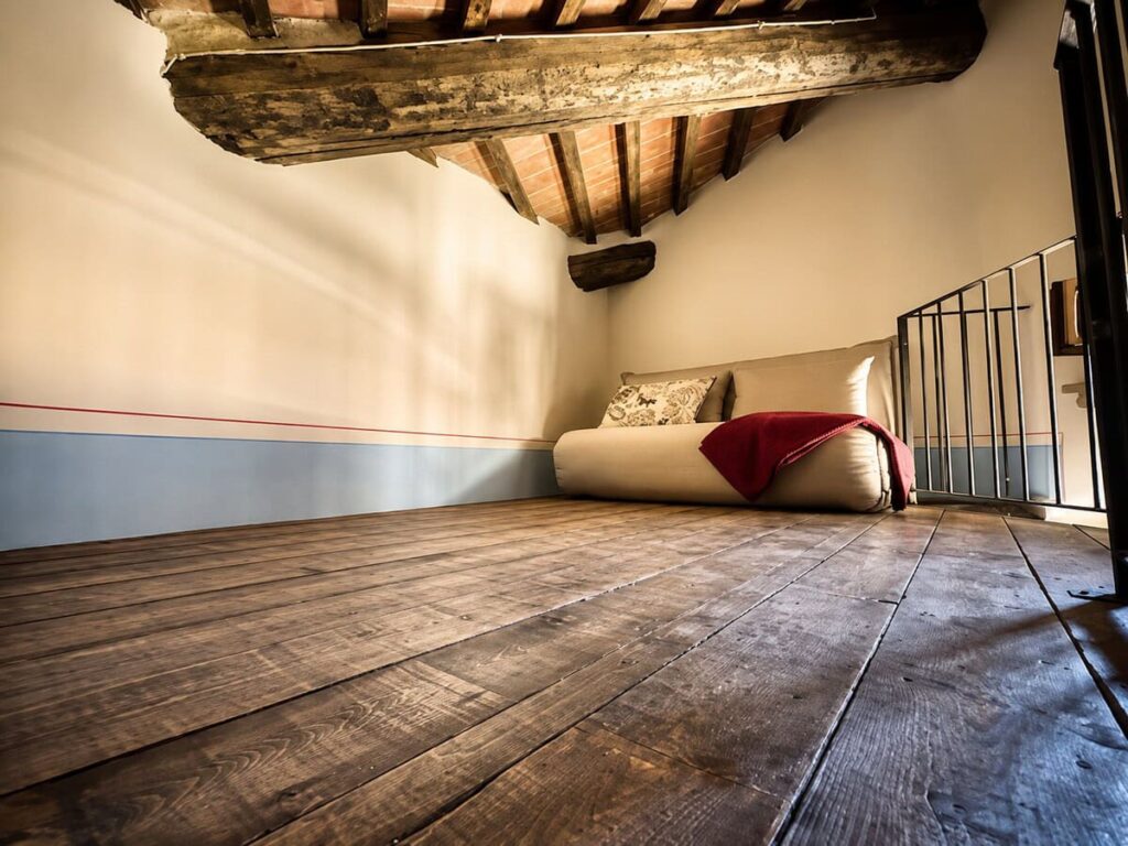 Loft landing with a wooden floor in the Il belvedere apartment, Borgo Braila, Umbria