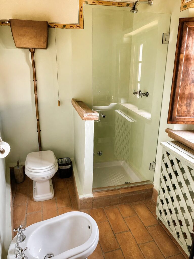 Bathroom with toilet and bidet in the Il belvedere apartment, Borgo Braila, Umbria