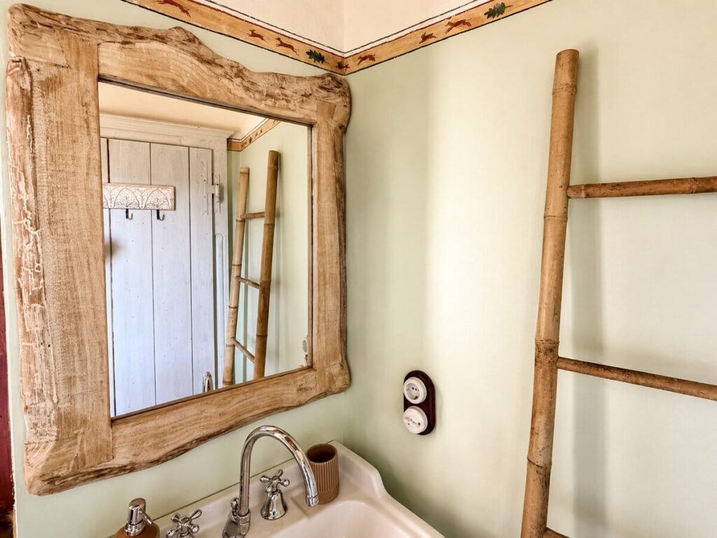 Bathroom with a sink and mirror in the Il belvedere apartment, Borgo Braila, Umbria