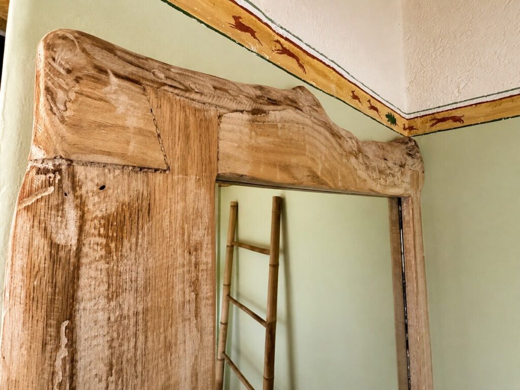 Bathroom detail with an exposed beam in the Il belvedere apartment, Borgo Braila, Umbria