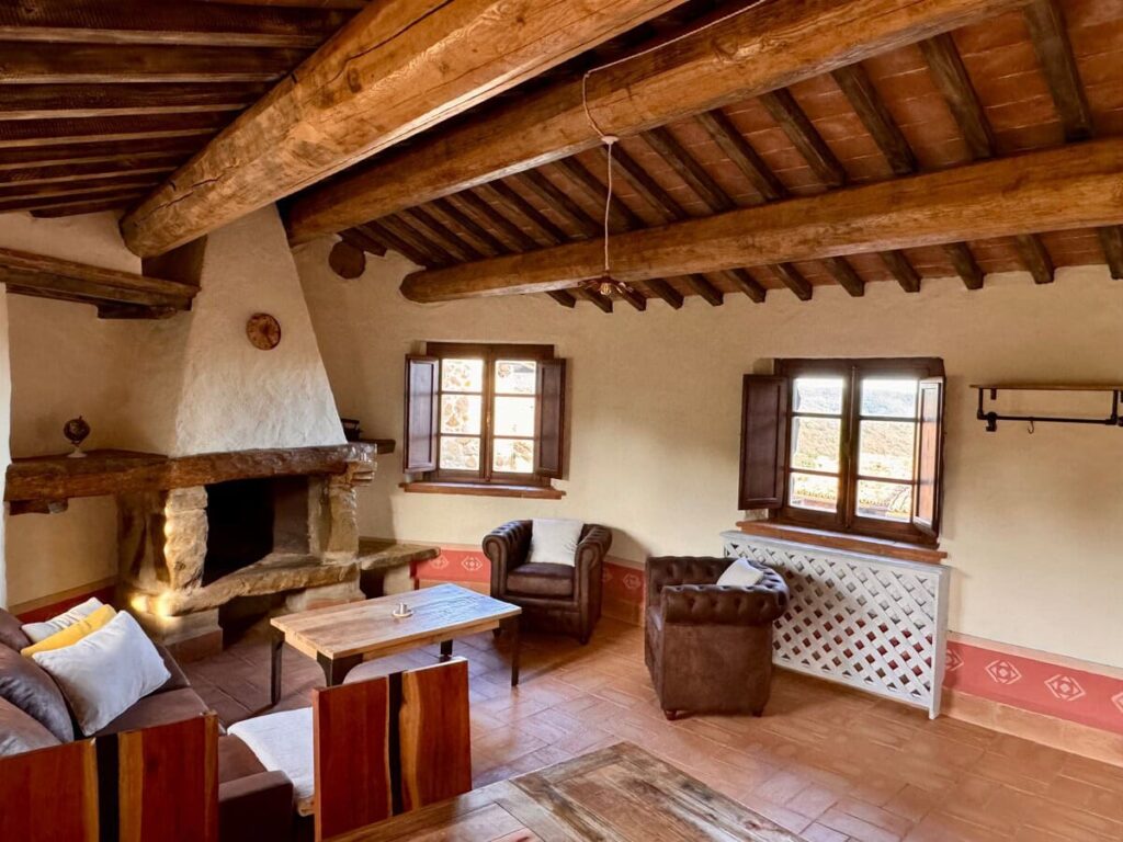 Living room with fireplace and comfortable seating in the Il cavaliere apartment, Borgo Braila, Umbria