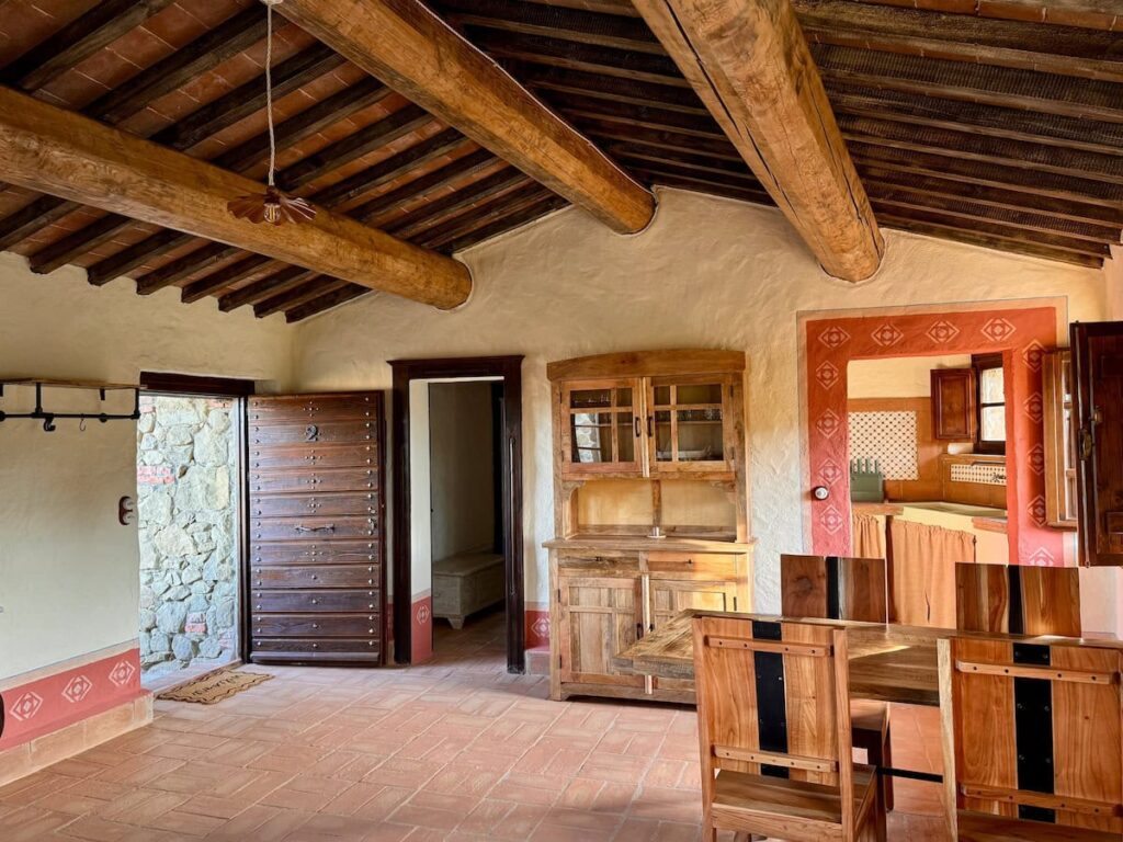 Living area with a doorway leading to the kitchen in the Il cavaliere apartment, Borgo Braila, Umbria