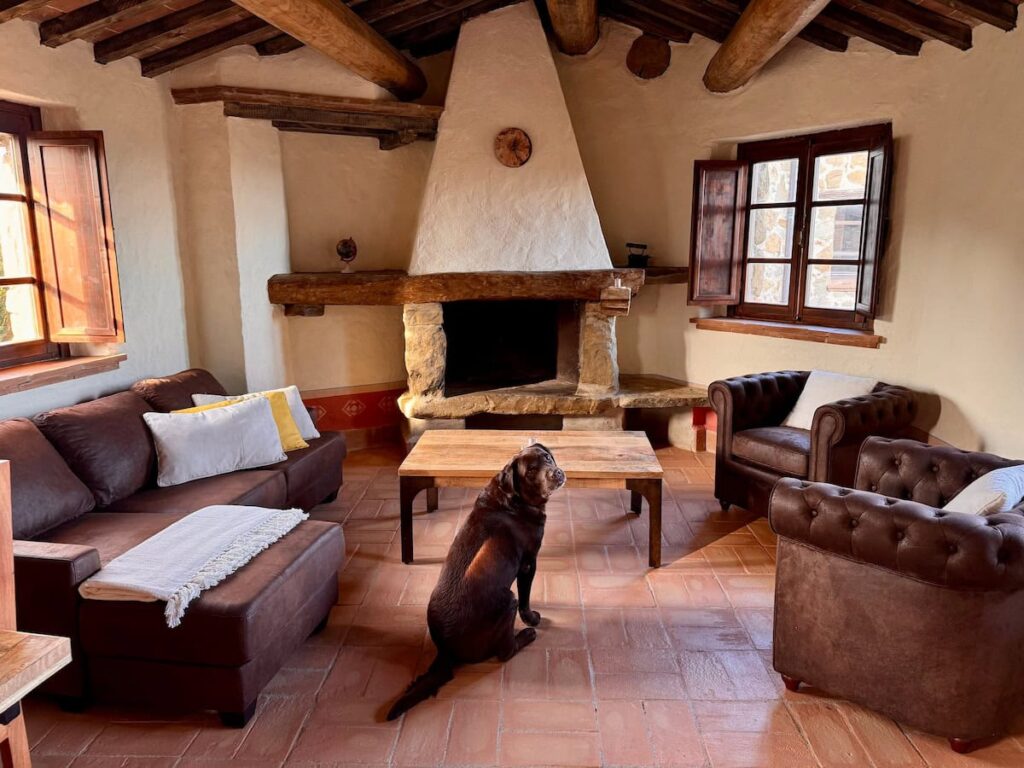 Cosy, pet-friendly living room with fireplace in the Il cavaliere apartment, Borgo Braila, Umbria