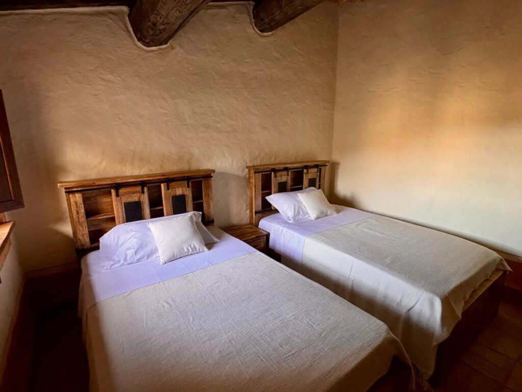 Twin bedroom with two single beds in the Il cavaliere apartment, Borgo Braila, Umbria