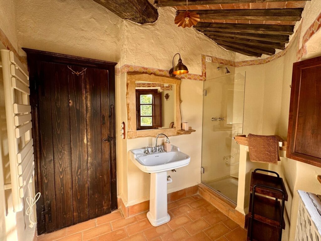 Bathroom with a classic pedestal washbasin in the Il cavaliere apartment, Borgo Braila, Umbria