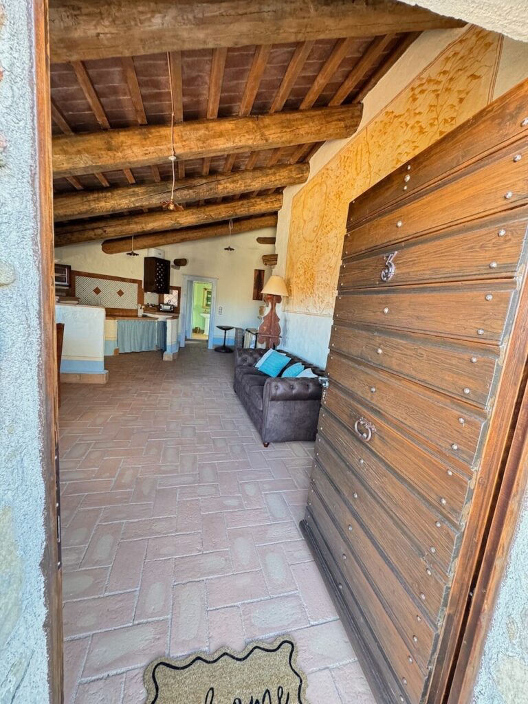 Living room under a beamed ceiling in the La carta apartment, Borgo Braila, Umbria