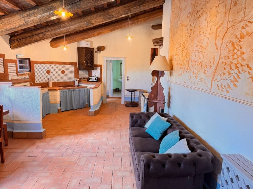 Open-plan living room and kitchen in the La carta apartment, Borgo Braila, Umbria