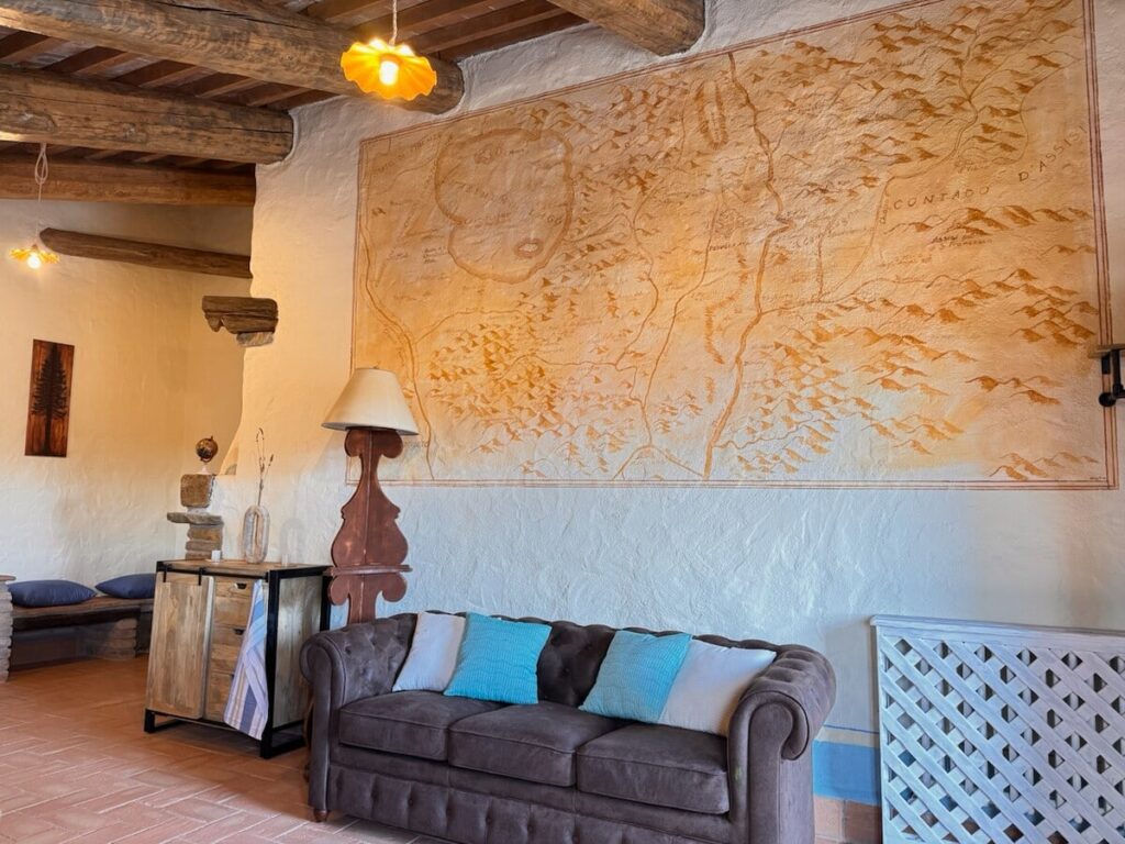 Living room with a leather sofa in the La carta apartment, Borgo Braila, Umbria