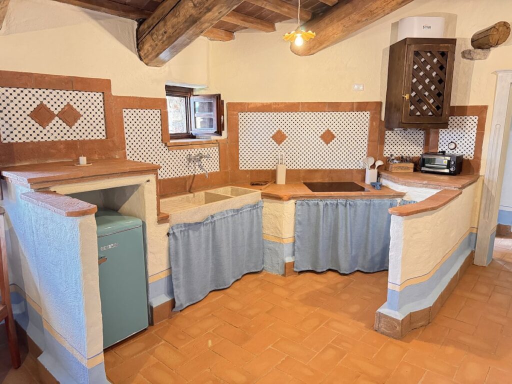 Kitchen with a sink and dresser in the La carta apartment, Borgo Braila, Umbria