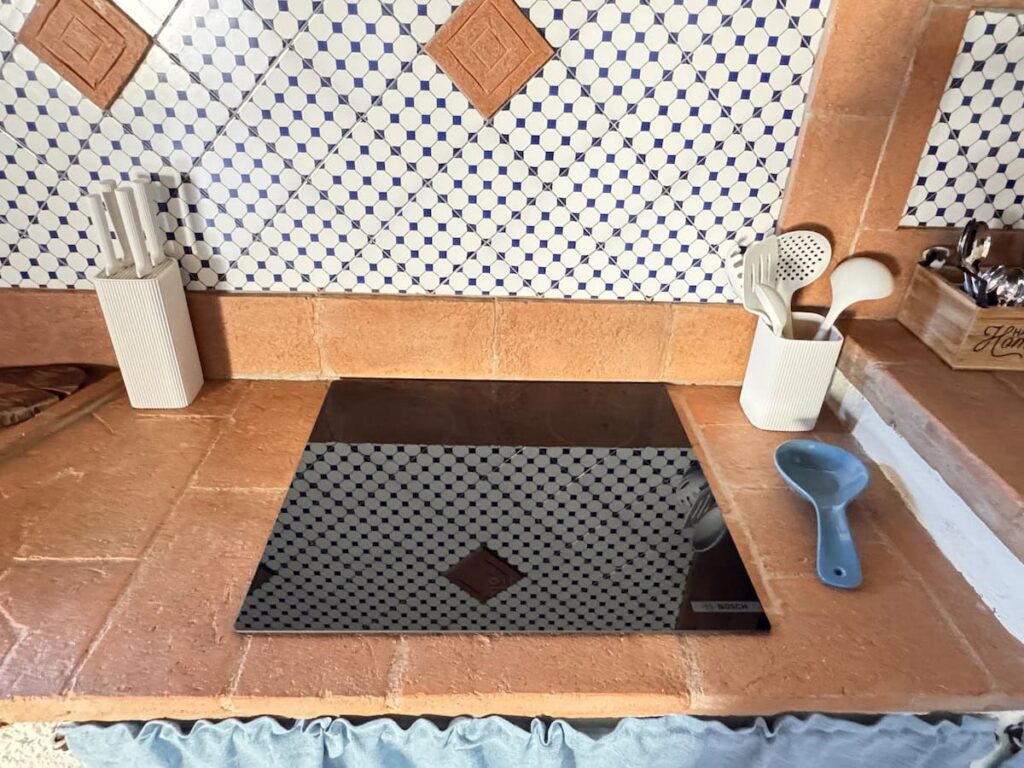 Kitchen counter and hob in the La carta apartment, Borgo Braila, Umbria