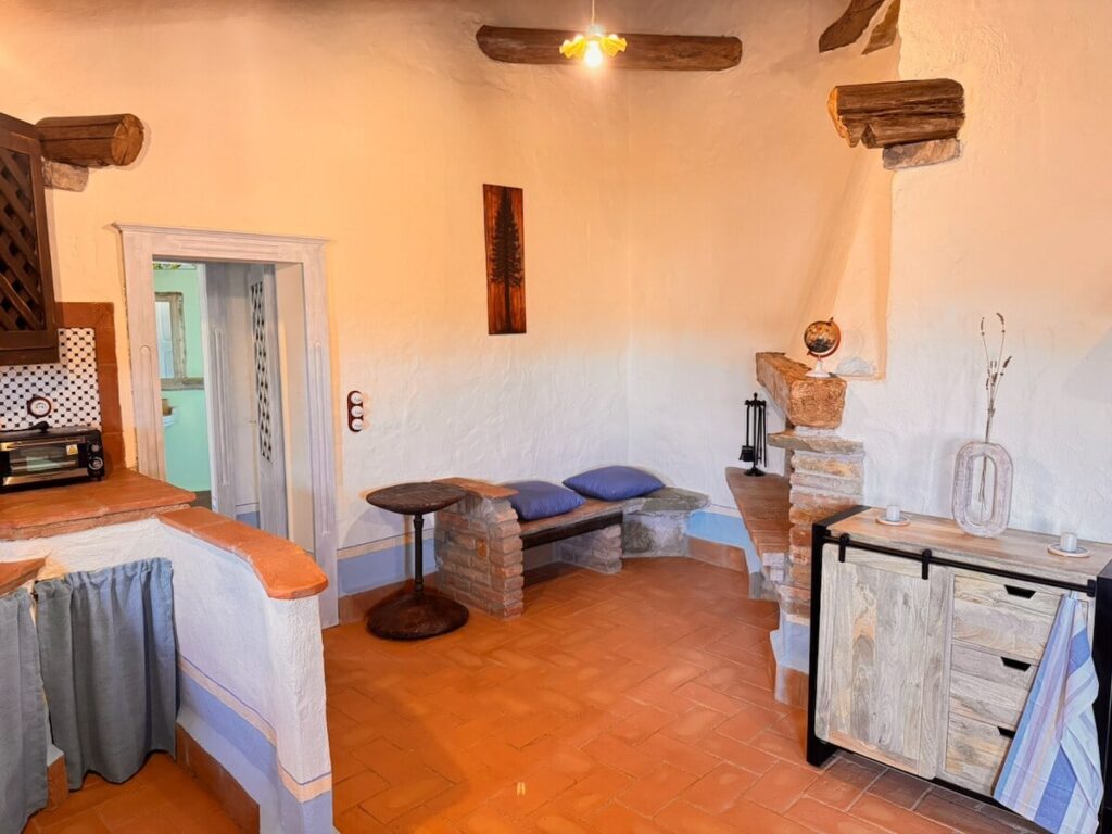 Living and dining area in the La carta apartment, Borgo Braila, Umbria