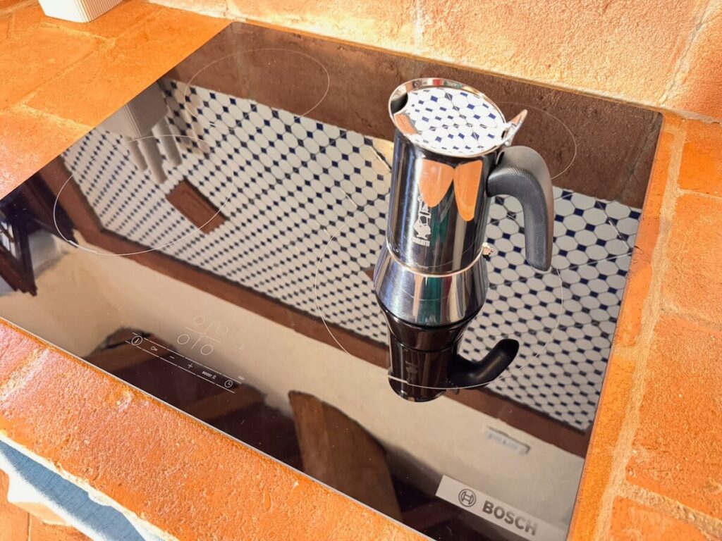 Induction hob with a moka pot in the La carta apartment, Borgo Braila, Umbria