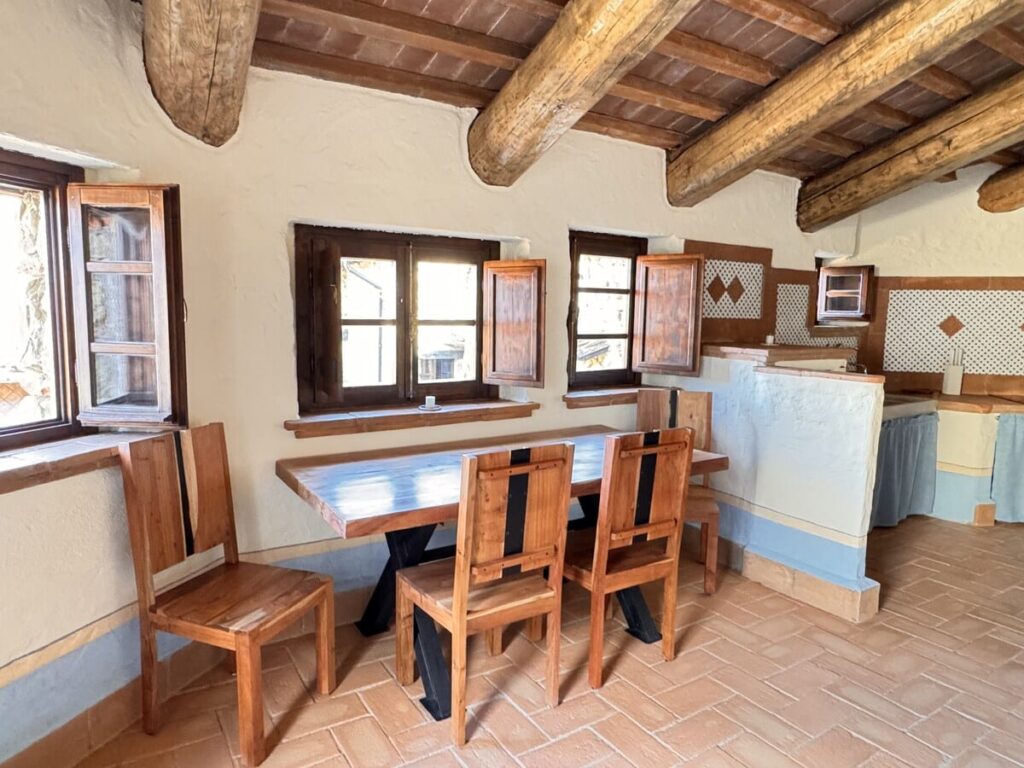 Dining area with table and chairs in the La carta apartment, Borgo Braila, Umbria