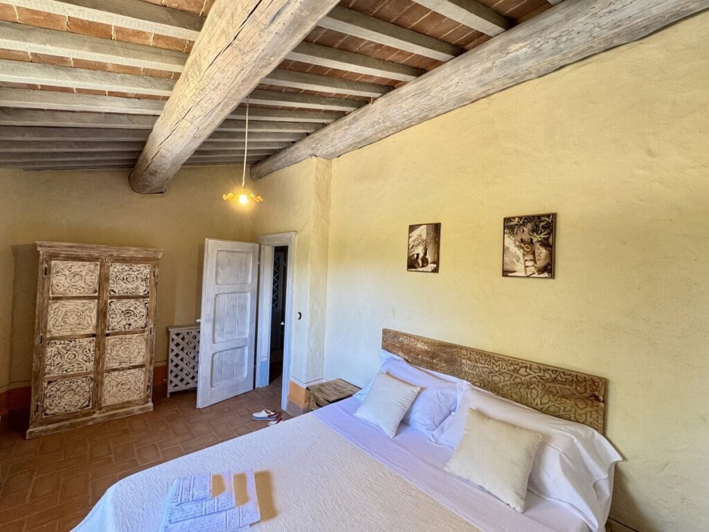 Bedroom with a double bed in the La carta apartment, Borgo Braila, Umbria