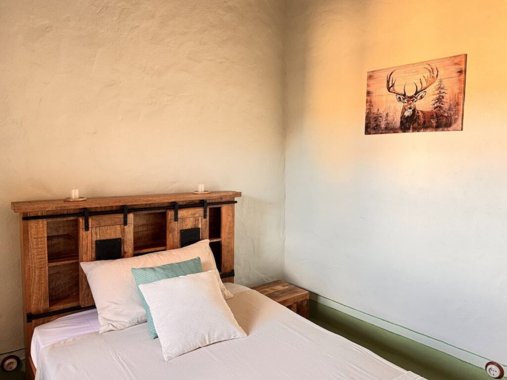 Bedroom with a double bed in the La carta apartment, Borgo Braila, Umbria