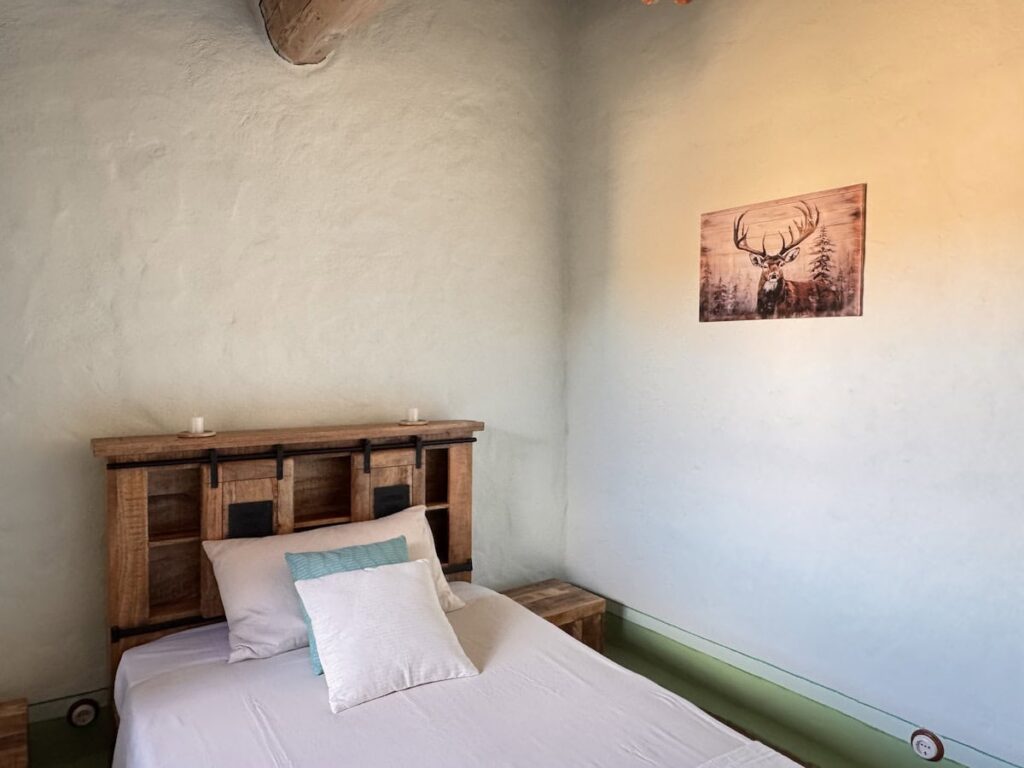 Bedroom with a single bed in the La carta apartment, Borgo Braila, Umbria