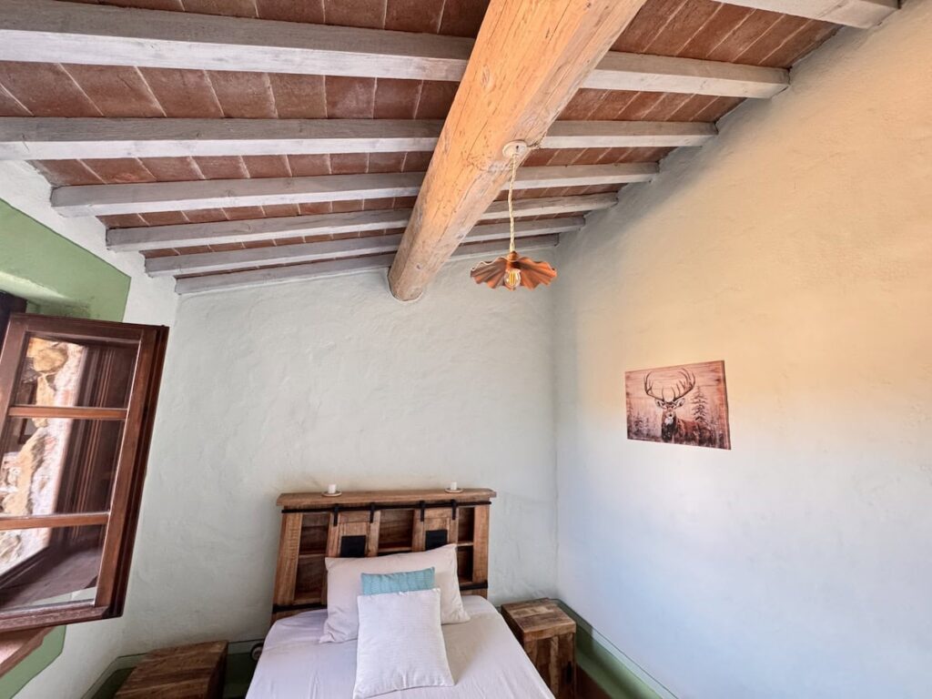 Twin bedroom with two beds in the La carta apartment, Borgo Braila, Umbria