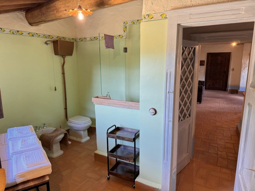 Bathroom with toilet and bidet in the La carta apartment, Borgo Braila, Umbria