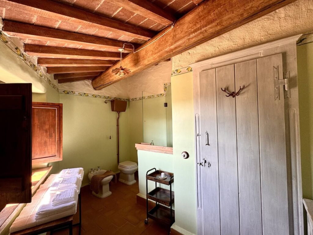 Bedroom with a doorway in the La carta apartment, Borgo Braila, Umbria