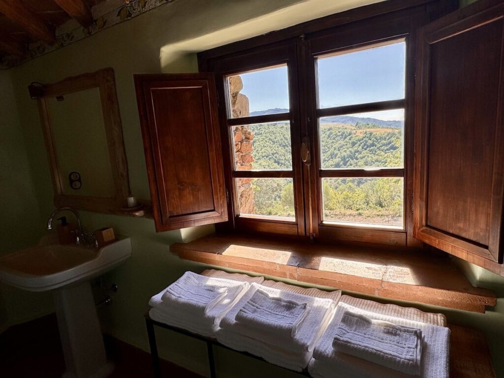 Bathroom with a sink and window in the La carta apartment, Borgo Braila, Umbria