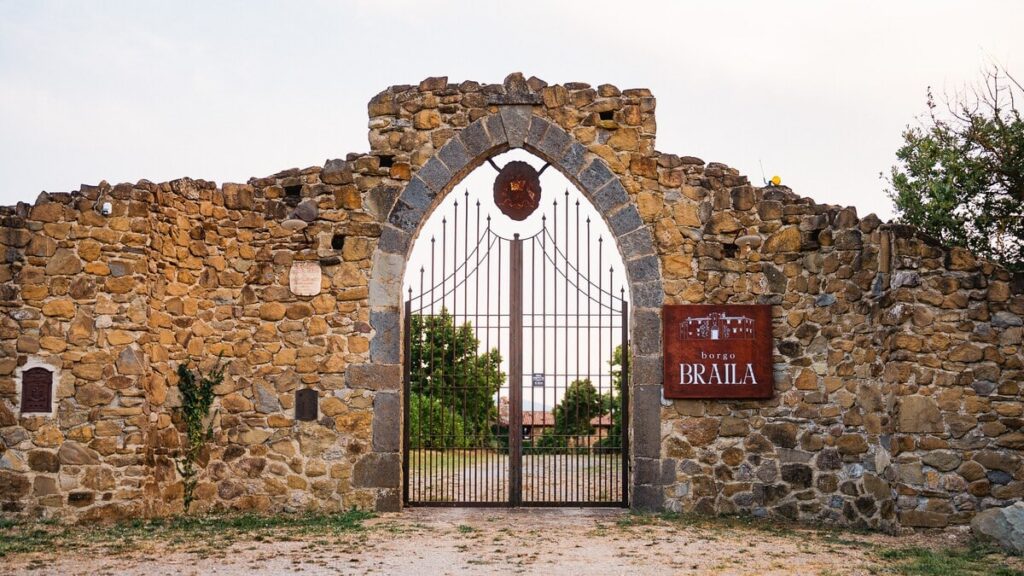 Stone gateway of Borgo Braila in the La carta apartment, Borgo Braila, Umbria
