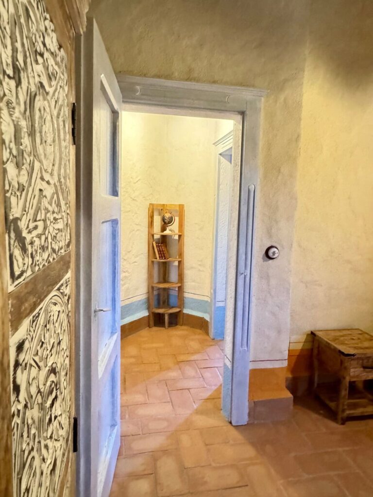 Hallway with a doorway in the La carta apartment, Borgo Braila, Umbria