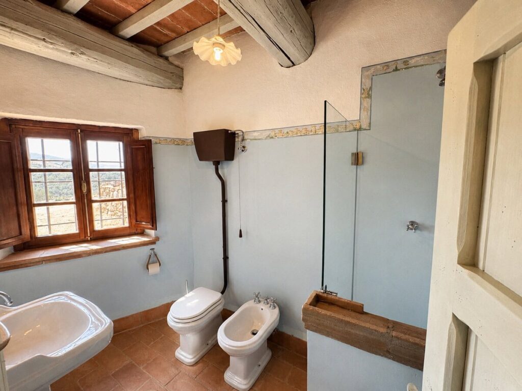 Bathroom with toilet and bidet in the Il ponente apartment, Borgo Braila, Umbria