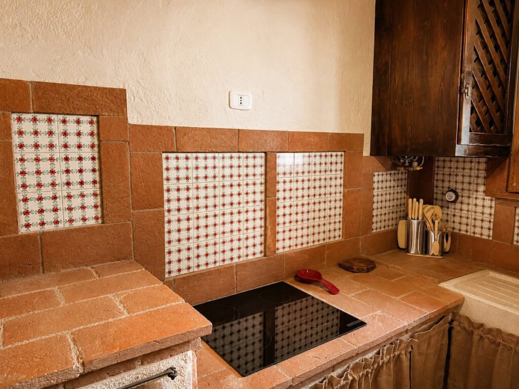 Bathroom with a tiled shower area in the Il ponente apartment, Borgo Braila, Umbria