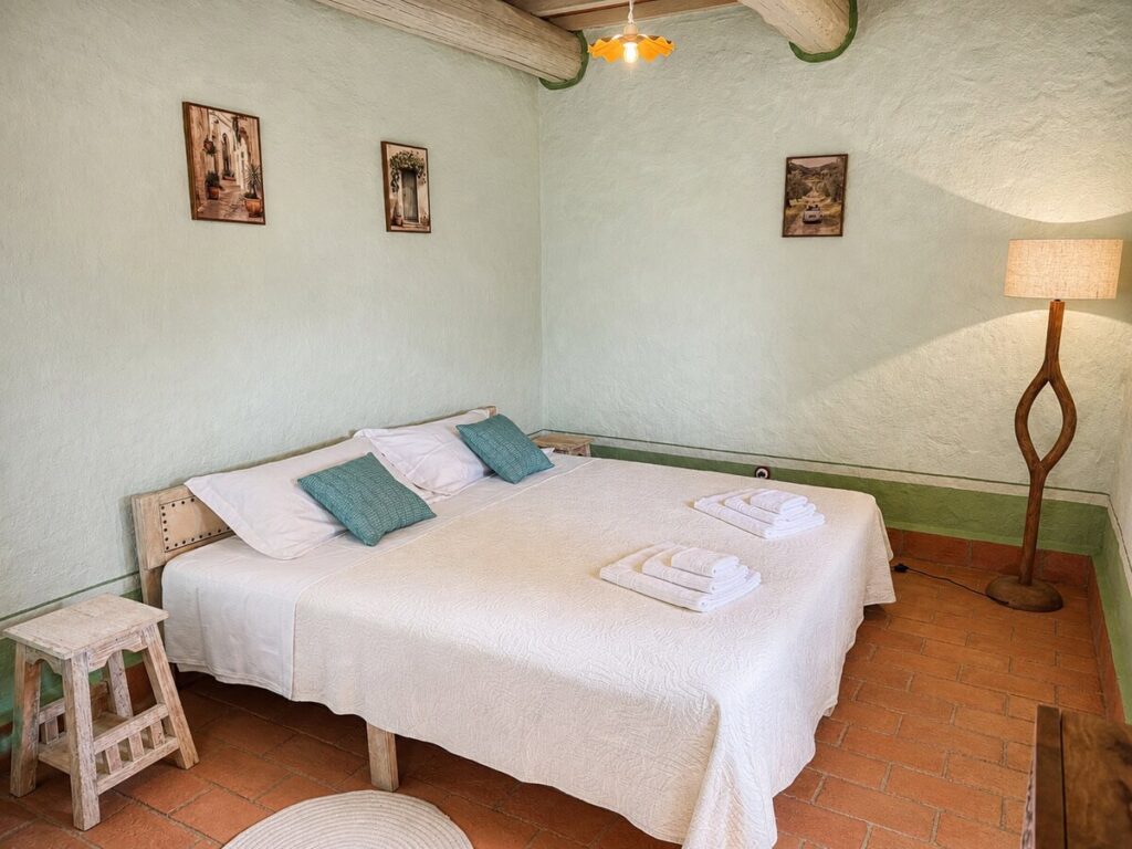 Bedroom with a double bed in the Il ponente apartment, Borgo Braila, Umbria