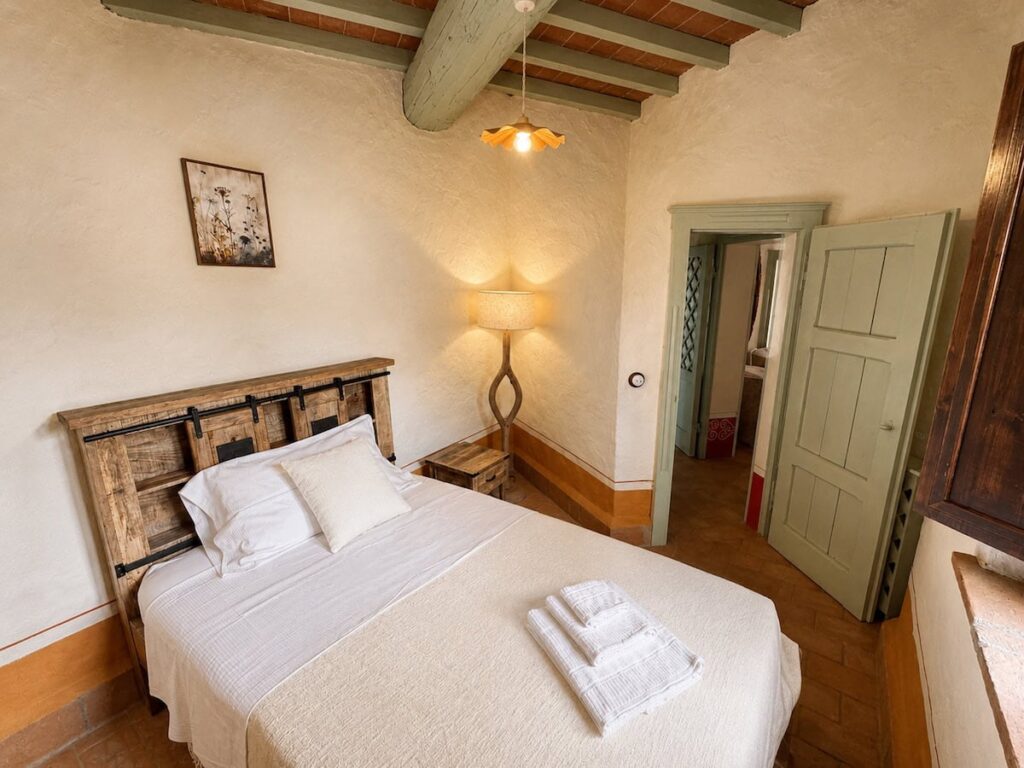 Bedroom with a double bed in the Il ponente apartment, Borgo Braila, Umbria