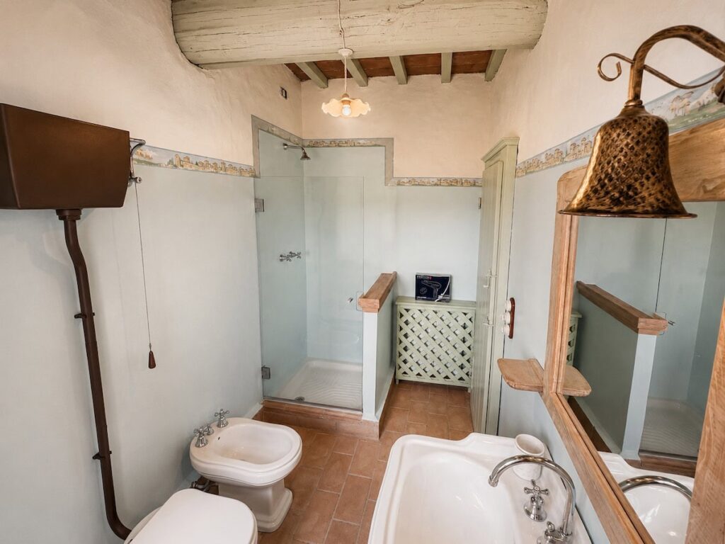 Bathroom with a bidet and mirror in the Il ponente apartment, Borgo Braila, Umbria
