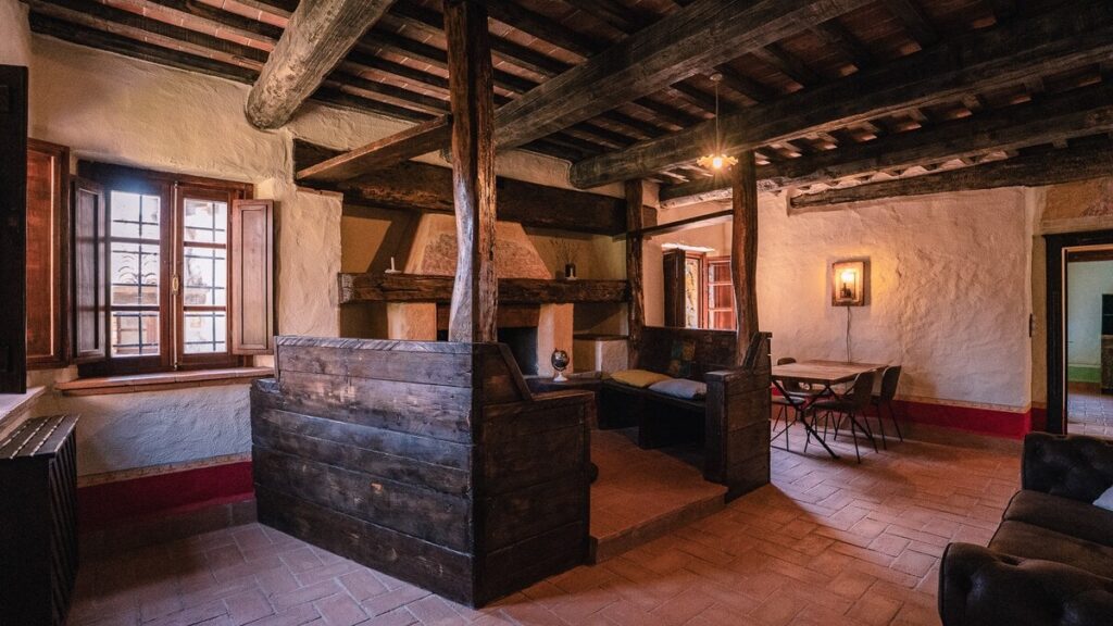 Living and kitchen area with exposed beams in the Il cardinale apartment, Borgo Braila, Umbria