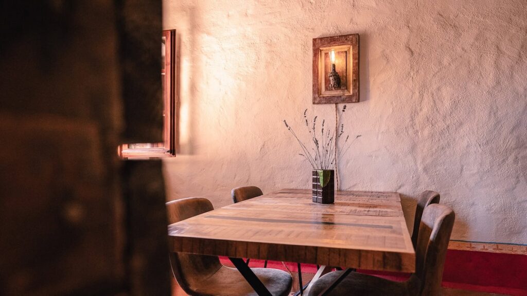 Dining nook with a wooden table in the Il cardinale apartment, Borgo Braila, Umbria