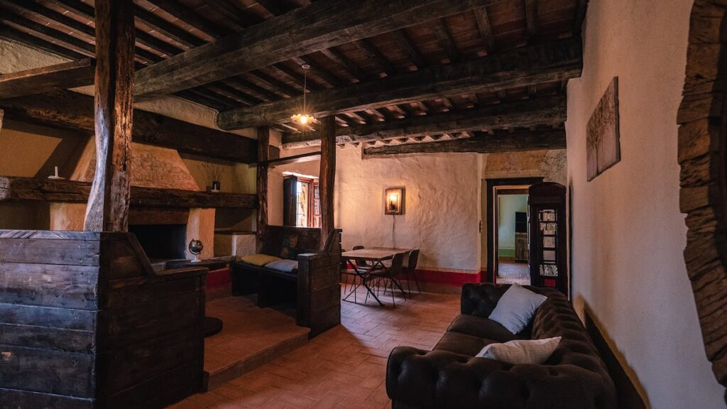Living room with comfortable sofas in the Il cardinale apartment, Borgo Braila, Umbria