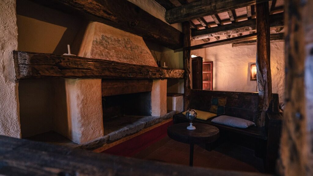 Living room seating area in the Il cardinale apartment, Borgo Braila, Umbria