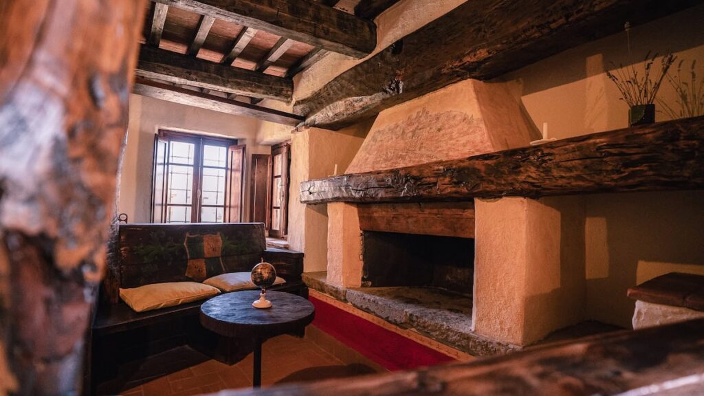 Living room with a dining table in the Il cardinale apartment, Borgo Braila, Umbria