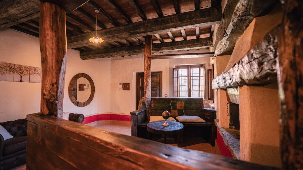 Living room with a wooden dresser in the Il cardinale apartment, Borgo Braila, Umbria