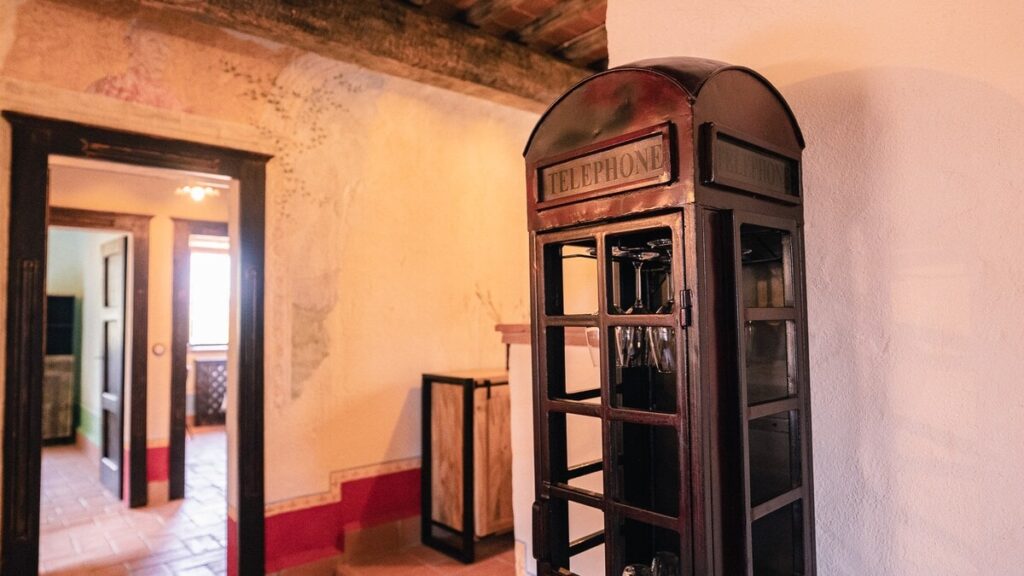 Hallway with a doorway in the Il cardinale apartment, Borgo Braila, Umbria