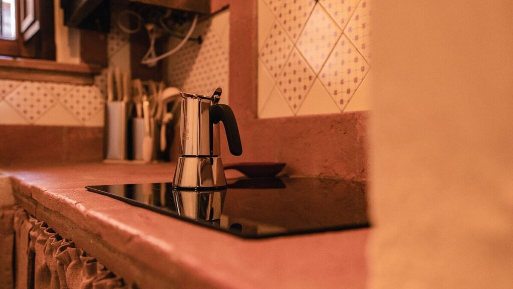 Kitchen hob with a moka pot in the Il cardinale apartment, Borgo Braila, Umbria