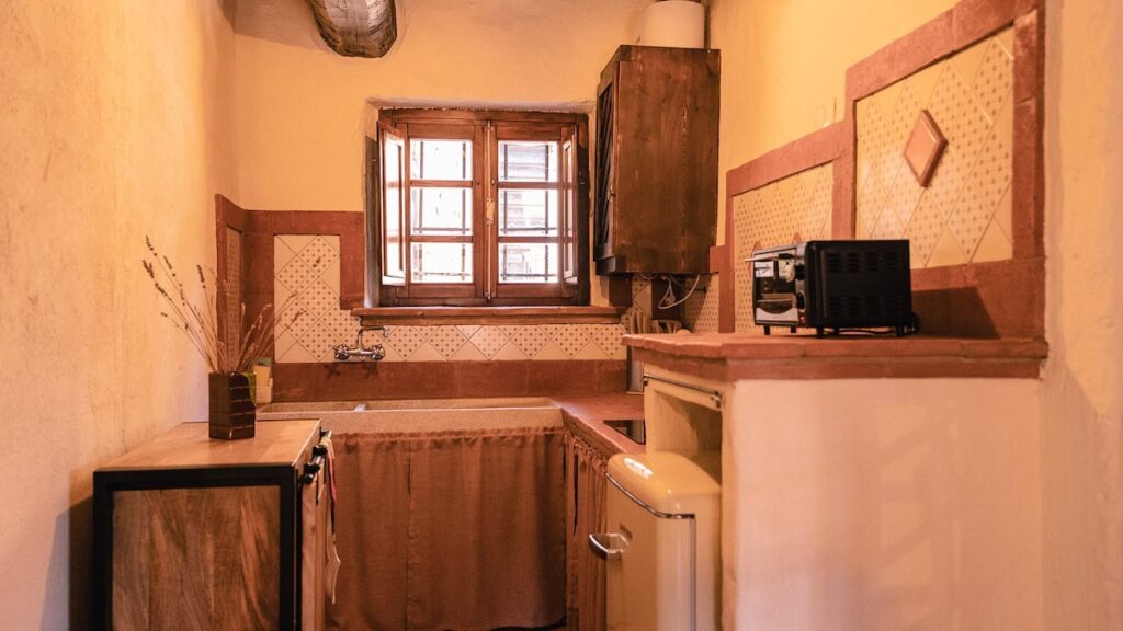 Kitchen counter with a window in the Il cardinale apartment, Borgo Braila, Umbria