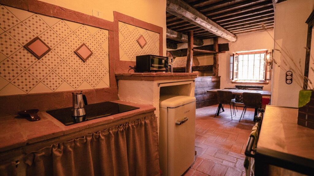 Kitchen sink and window in the Il cardinale apartment, Borgo Braila, Umbria