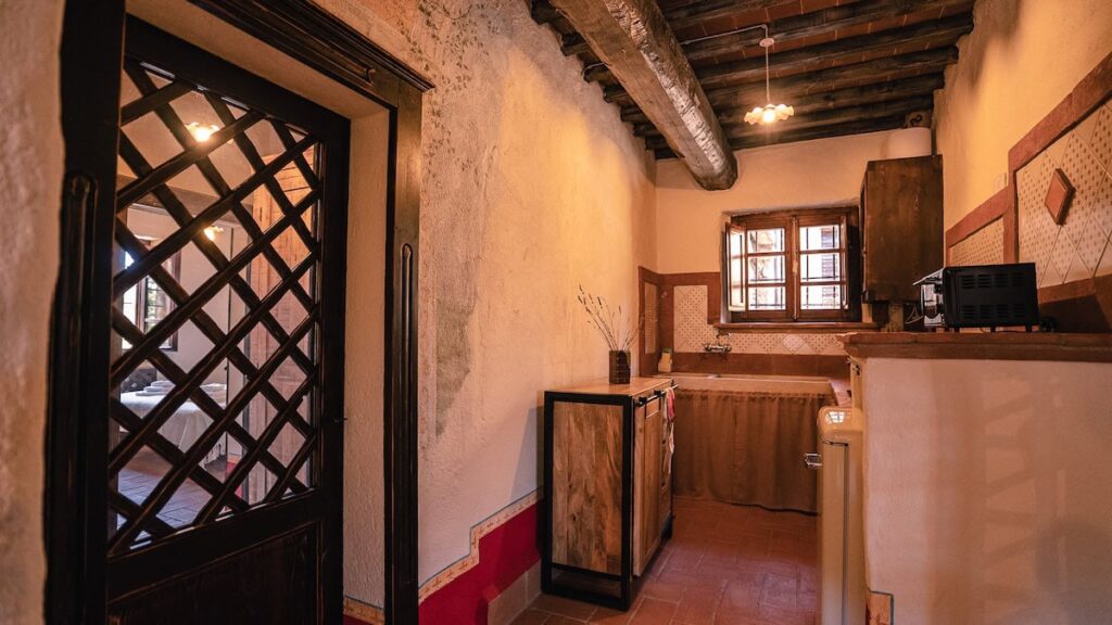Kitchen with a lattice cabinet in the Il cardinale apartment, Borgo Braila, Umbria