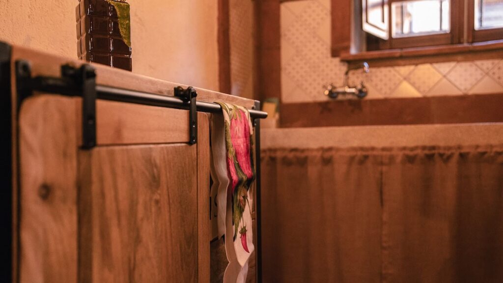 Bathroom with a curtain and towel in the Il cardinale apartment, Borgo Braila, Umbria