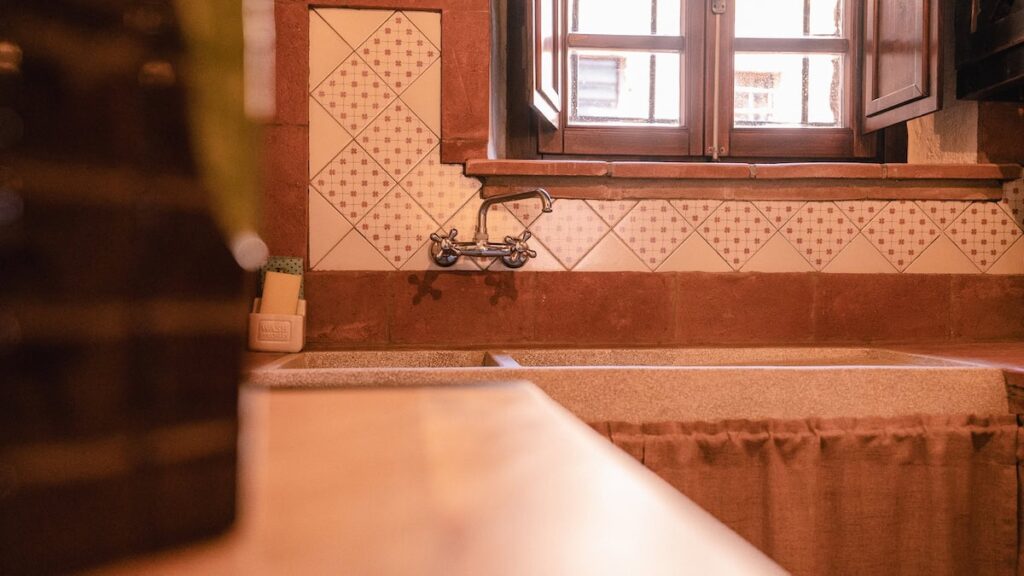 Bathroom with a bathtub and window in the Il cardinale apartment, Borgo Braila, Umbria