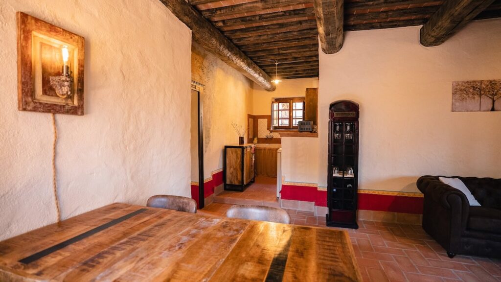 Living and dining area with a wooden floor in the Il cardinale apartment, Borgo Braila, Umbria
