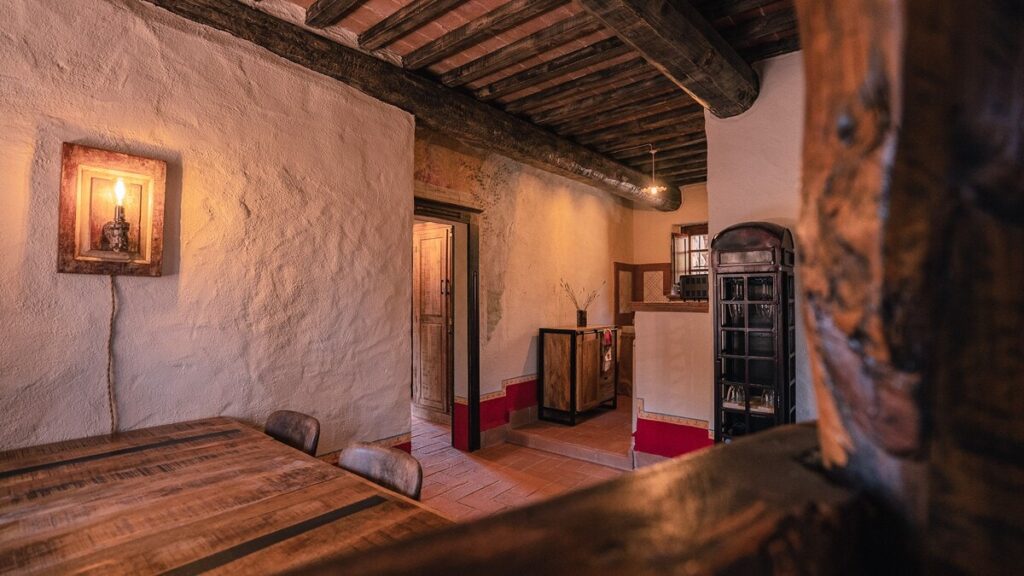 Dining area with a wooden table in the Il cardinale apartment, Borgo Braila, Umbria