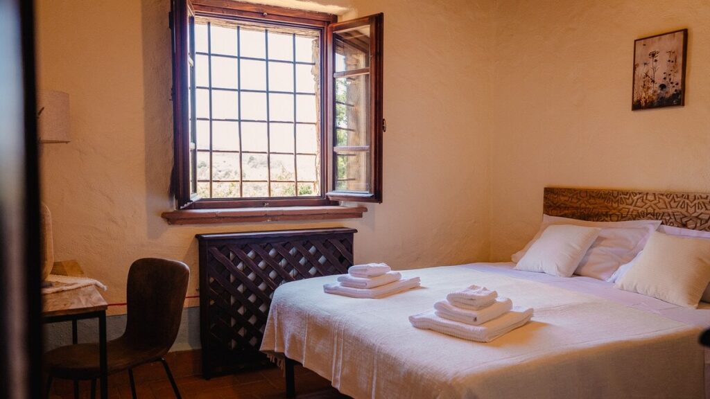 Twin bedroom with two beds in the Il cardinale apartment, Borgo Braila, Umbria